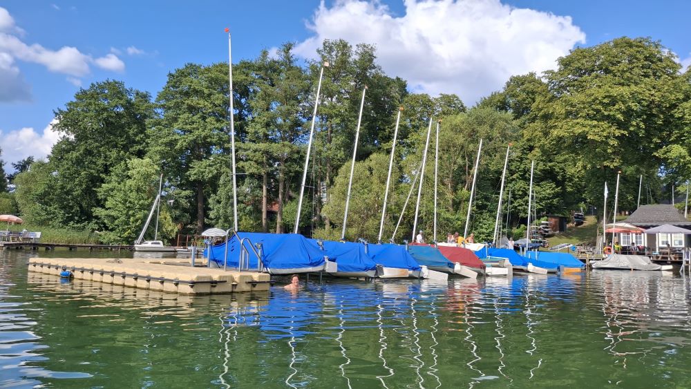 Liegeplätze der Boote an Land und im Wasser_