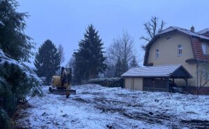 Foto 2 Blick auf das gerodete Grundstück mit Bagger, Winter 2026