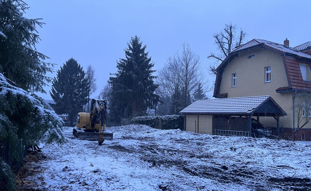 Foto 2 Blick auf das gerodete Grundstück mit Bagger, Winter 2026