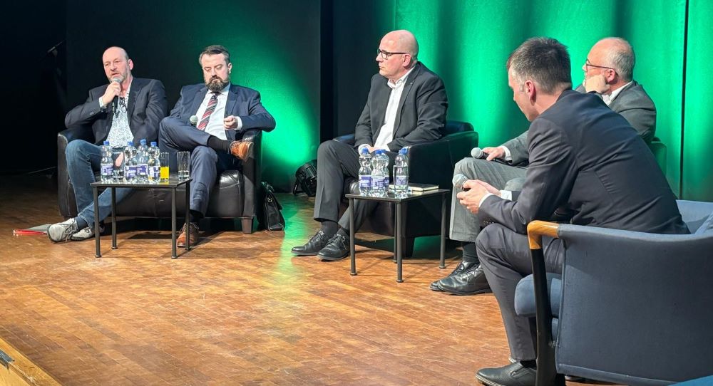 Podiumsdiskussion_Podium 4 Kandidaten und Moderator