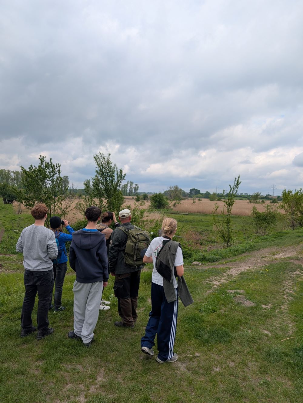 Naturwacht_Schüler suchen Wildpferde_Wasserbüffel_Foto_Cara Böker Naturwacht und Schüler:innen auf der Suche nach Wildpferden und Wasserbüffeln, Bildnachweis: Cara Böker